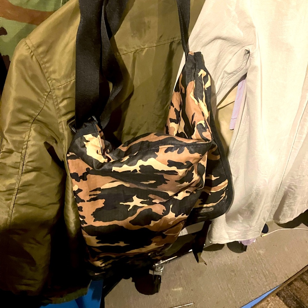 LeSportSac designer brand camo expandable cross body shoulder bag courier purse - Picture 2 of 13